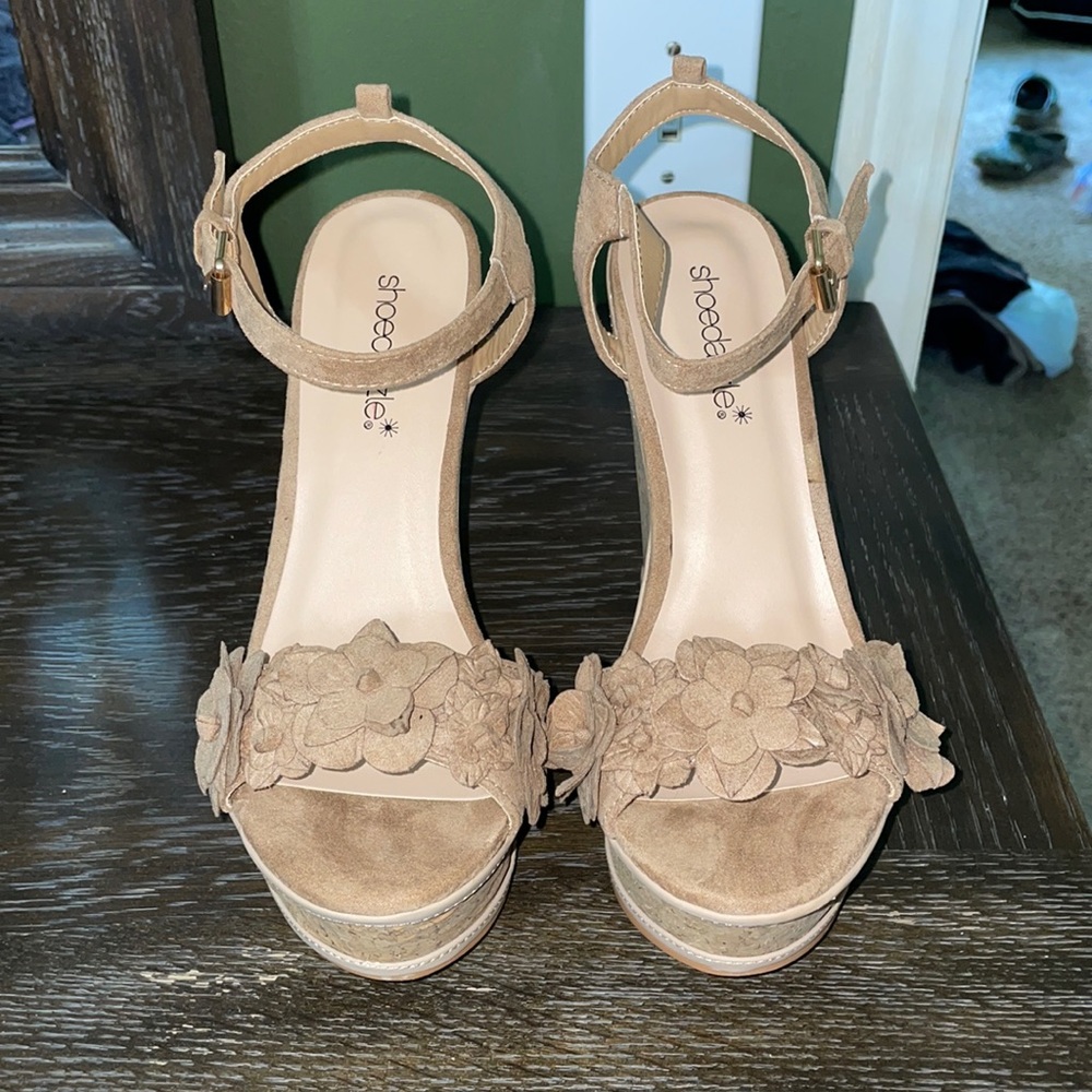 Shoe dazzle brand new cork wedges never worn